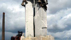 Памятник тагильским металлургам под Лисьей горой