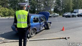 Сотрудники Госавтоинспекции выясняют причины ДТП с участием двух легковых автомобилей , в результате которого травмировался ребенок -пассажир.